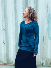 Load image into Gallery viewer, Blue Longsleeve ~ Merino ~ M Wild Botanica